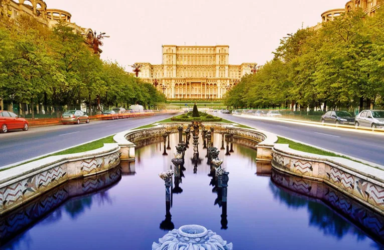 La capital rumana combina palacios, avenidas arboladas y una arquitectura que refleja su pasado comunista y su renovación contemporánea