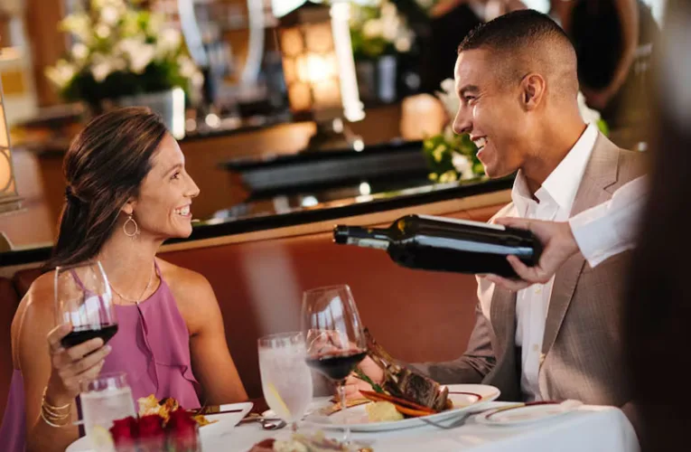 Mesa servida en uno de los restaurantes temáticos del barco.