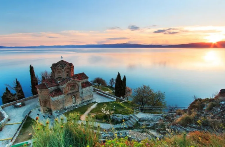 Atardecer en el lago Ohrid, símbolo de Macedonia del Norte