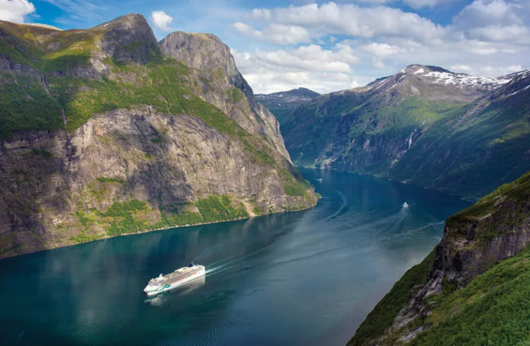 El Norwegian Jade es un barco de Norwegian Cruise Line (NCL) que ofrece cruceros por la costa del Pacífico, incluyendo el Pacífico Mexicano, realizando itinerarios desde puertos como San Diego a destinos como Vancouver y Alaska