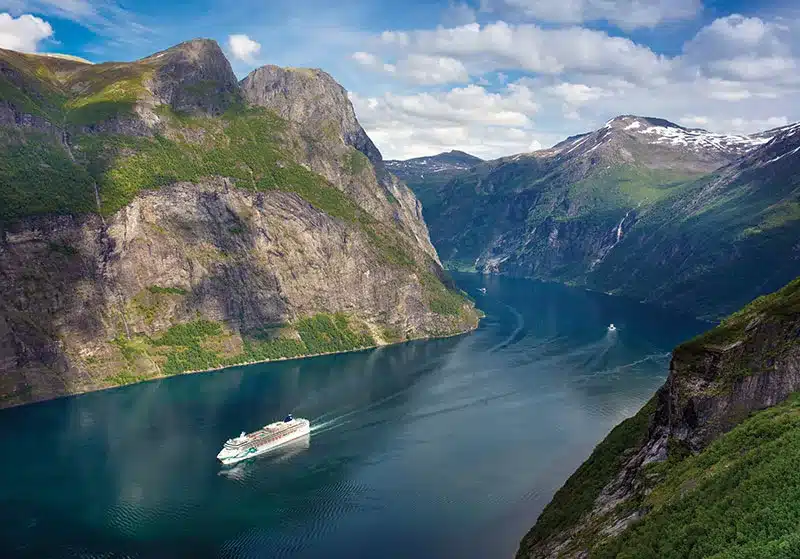 El Norwegian Jade es un barco de Norwegian Cruise Line (NCL) que ofrece cruceros por la costa del Pacífico, incluyendo el Pacífico Mexicano, realizando itinerarios desde puertos como San Diego a destinos como Vancouver y Alaska