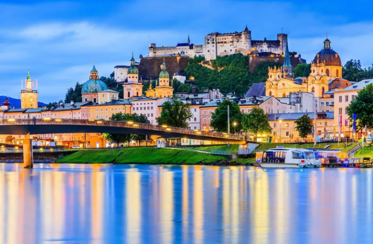 Salzburgo es la cuarta ciudad más poblada de Austria y la capital del estado homónimo, situada junto a la frontera con Alemania. 