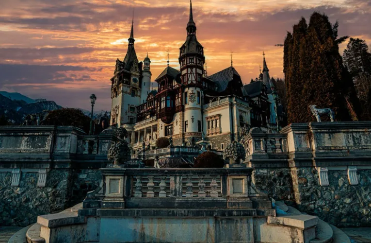 Considerado uno de los castillos más bellos de Europa, su interior te sorprenderá con su lujo, arte y diseño minucioso.