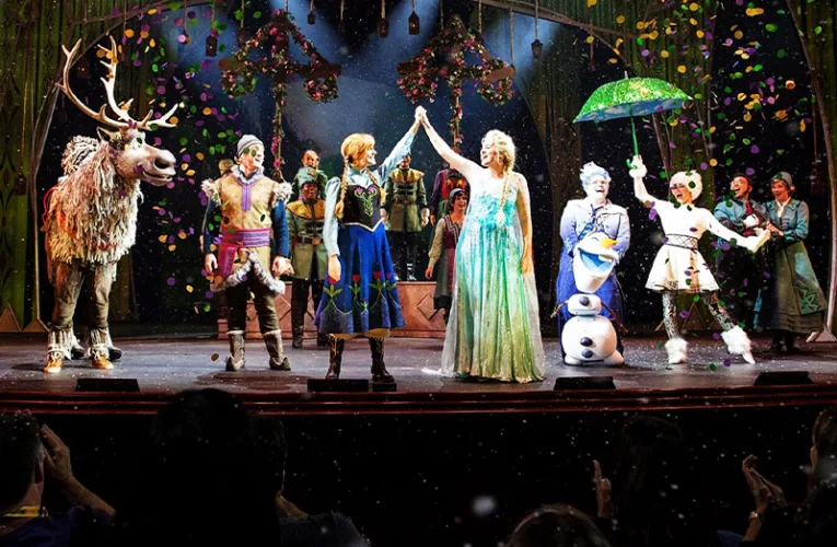 Espectáculo en vivo estilo Broadway en el Disney Wonder.