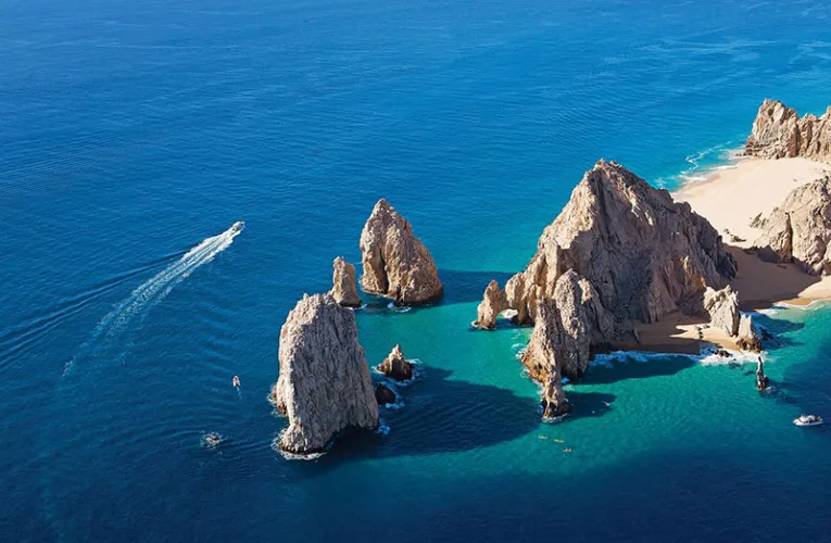 Ubicado en la punta de la península de Baja California Sur, Los Cabos es un destino que sorprende por su contraste natural: el desierto se encuentra con el mar en una combinación única que no verás en ningún otro lugar de México.
