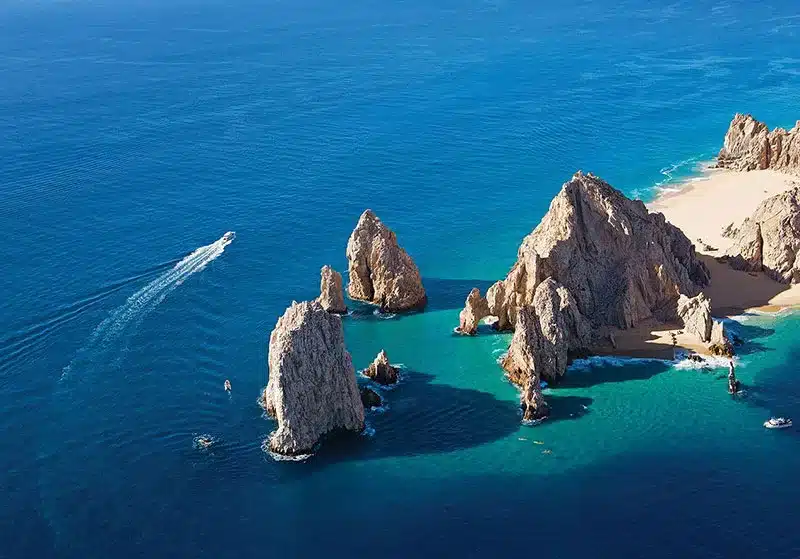 Ubicado en la punta de la península de Baja California Sur, Los Cabos es un destino que sorprende por su contraste natural: el desierto se encuentra con el mar en una combinación única que no verás en ningún otro lugar de México.