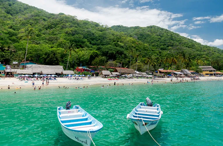 Playa Las Ánimas es uno de los destinos más populares al sur de Puerto Vallarta, ubicada oficialmente en el municipio de Cabo Corrientes, Jalisco.
