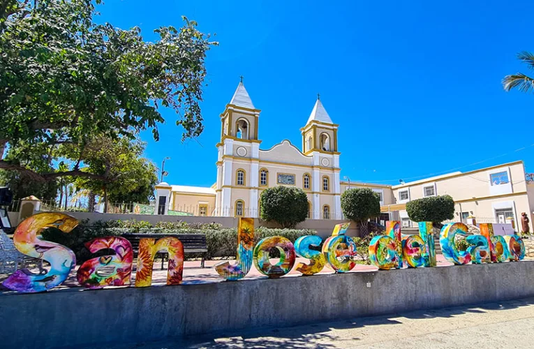 San José del Cabo conserva un ambiente más tradicional y relajado. Su centro histórico, con calles empedradas, galerías de arte y arquitectura colonial, invita a caminar sin prisa y disfrutar de una experiencia más cultural.