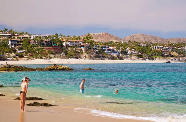 Viajar a Los Cabos es apostar por un destino completo. Aquí puedes pasar de una mañana tranquila frente al mar a una tarde llena de aventura, y terminar el día con una cena espectacular. Es un lugar que se adapta tanto a parejas, familias como grupos de amigos.