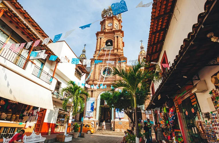 Puerto Vallarta es un destino turístico en la costa del Pacífico mexicano, famoso por sus playas, su malecón y su ambiente relajado.