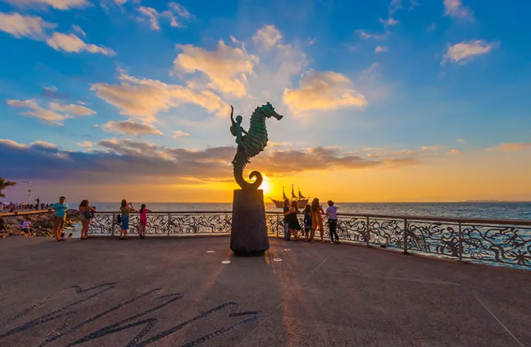 Uno de los lugares más emblemáticos es el Malecón de Puerto Vallarta, un paseo frente al mar lleno de esculturas, artistas callejeros, restaurantes y vistas espectaculares del atardecer.