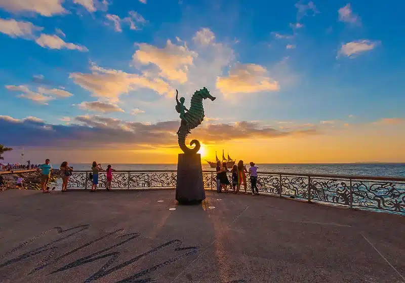 Uno de los lugares más emblemáticos es el Malecón de Puerto Vallarta, un paseo frente al mar lleno de esculturas, artistas callejeros, restaurantes y vistas espectaculares del atardecer.