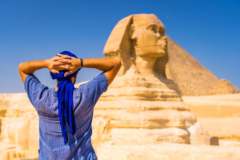 La Gran Esfinge de Giza es una escultura monumental de león con cabeza humana, construida en piedra caliza, que mide unos 73 metros de largo y 20 de altura