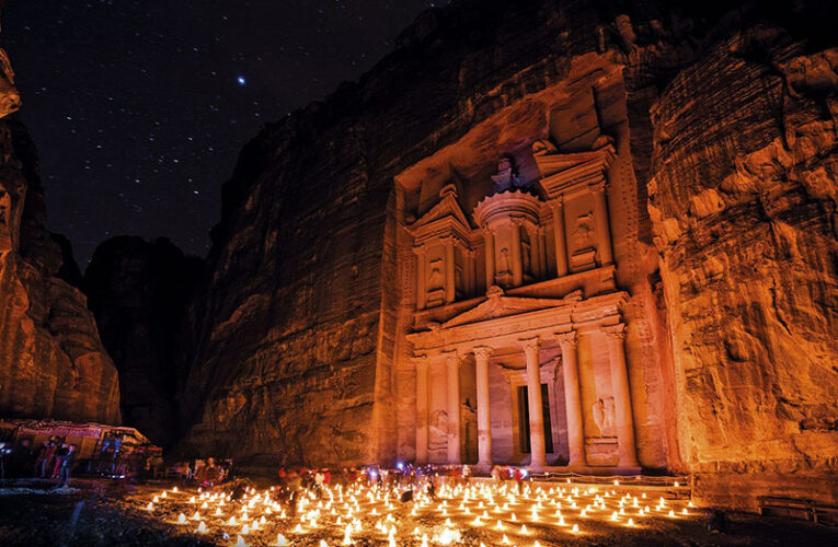 Petra es una antigua ciudad nabatea en Jordania, famosa por su arquitectura excavada en la roca de arenisca rosada, lo que le ha valido el apodo de "Ciudad Rosa"