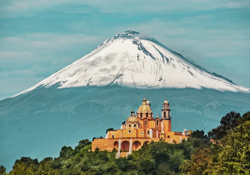 Santuario de la Virgen de los Remedios sobre la Gran Pirámide de Cholula, Puebla