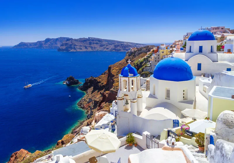 Santorini parece un trocito de cielo caído al sureste de Grecia en el mar Egeo.
