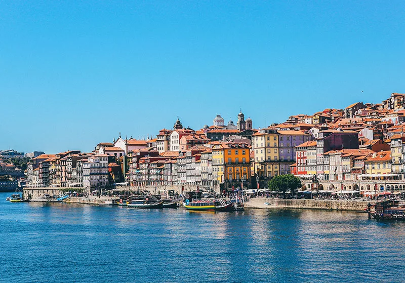 Portugal, pintoresca escena ribereña con un cielo azul claro encima.