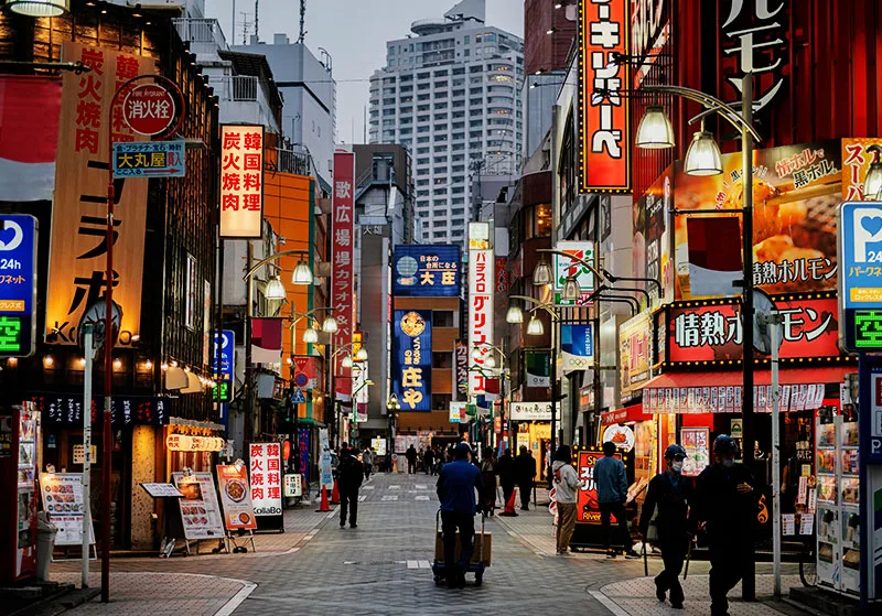 Concurrida escena callejera urbana en Japón