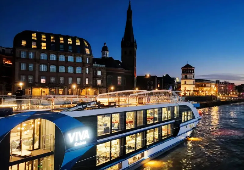 Barco de Viva Cruises, destacando el servicio premium y el ambiente relajado en los cruceros fluviales europeos de Lobato Tours