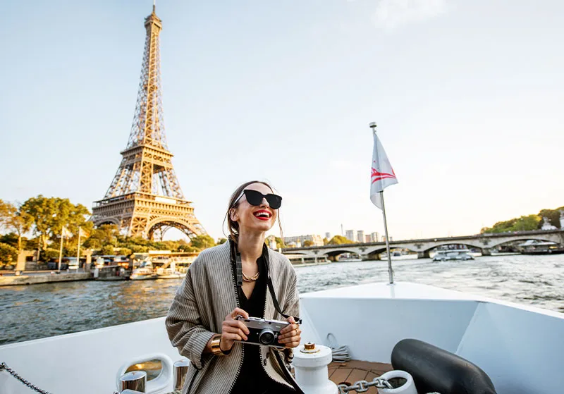 París es la capital y ciudad más grande de Francia, ubicada a orillas del río Sena. Conocida como la "Ciudad de la Luz" y la "Ciudad del Amor".