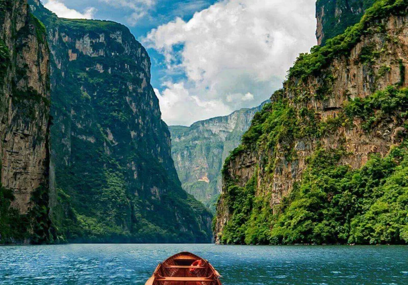 El Cañón del Sumidero se ubica en un parque nacional del mismo nombre en el estado de Chiapas, en el sur de México.