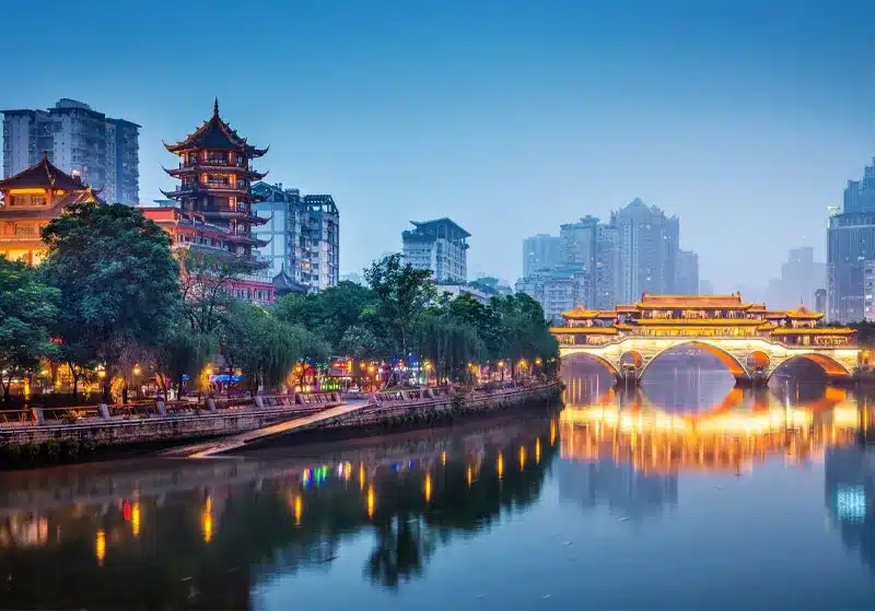 Chengdu es la capital de la provincia de Sichuan en el suroeste de China, famosa mundialmente por ser el hogar del panda gigante, su vibrante cultura del té y su aclamada cocina picante.