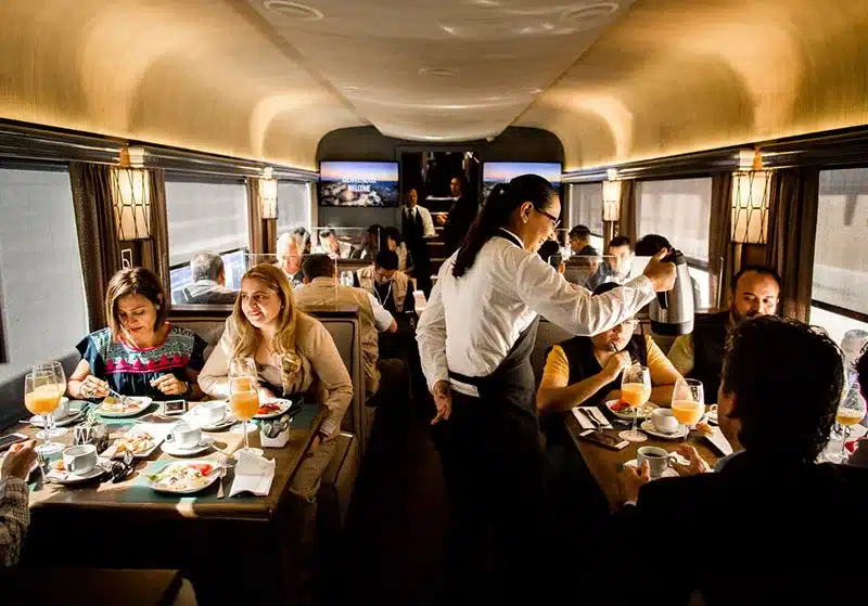 El restaurante del Chepe Express, denominado Urike, ofrece una experiencia gastronómica de lujo a bordo, destacando por su cocina regional e ingredientes frescos con vistas panorámicas de la Sierra Tarahumara.