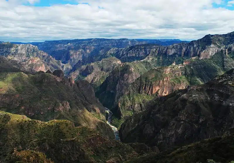 Divisadero, ubicado en Chihuahua, México, es el mirador más famoso de las Barrancas del Cobre. Ofrece vistas espectaculares de los cañones Urique, Tararecua y del Cobre.