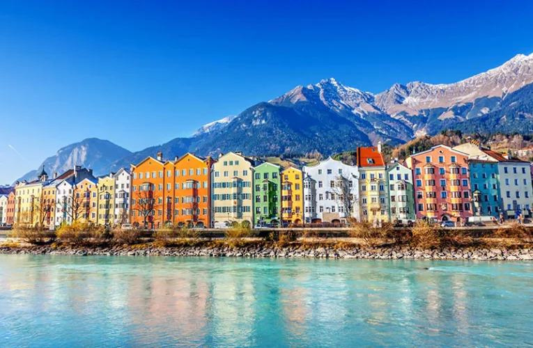 Innsbruck, capital del estado del Tirol en el oeste de Austria, es una joya alpina famosa por combinar un casco histórico imperial con paisajes montañosos espectaculares, situada en el valle del río Inn.