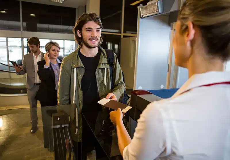 Organiza tus documentos en una carpeta de viaje, usa ropa cómoda sin accesorios metálicos y calcula siempre tiempo extra para el cruce.