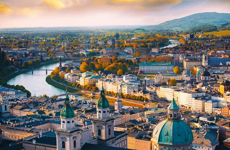 Viena, capital de Austria a orillas del Danubio, es una ciudad imperial famosa por su elegancia, rica herencia musical (cuna de vals), palacios barrocos y alta calidad de vida.