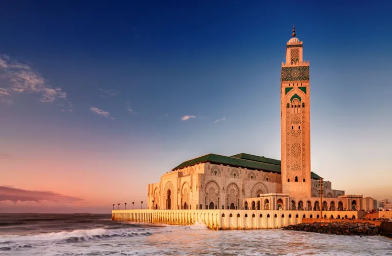 Casablanca es la ciudad más grande y moderna de Marruecos, ubicada en la costa del océano Atlántico. Es un importante centro económico y financiero, conocido por su mezcla de arquitectura contemporánea y tradición, así como por la imponente Mezquita Hassan II, una de las más grandes del mundo.