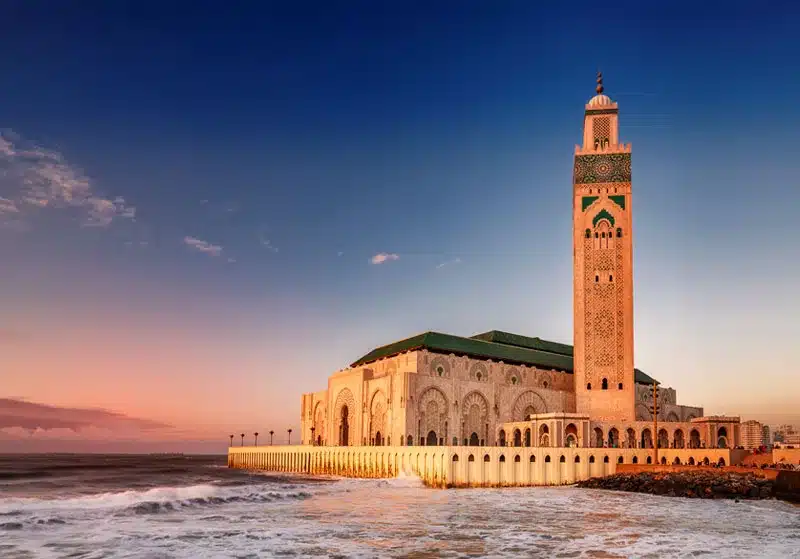 Casablanca es la ciudad más grande y moderna de Marruecos, ubicada en la costa del océano Atlántico. Es un importante centro económico y financiero, conocido por su mezcla de arquitectura contemporánea y tradición, así como por la imponente Mezquita Hassan II, una de las más grandes del mundo.