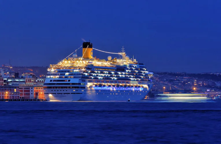 El Costa Fascinosa es un gran crucero de lujo de la naviera Costa Cruises. Destaca por su diseño elegante inspirado en el cine y el arte, con capacidad para casi 4,000 pasajeros. 