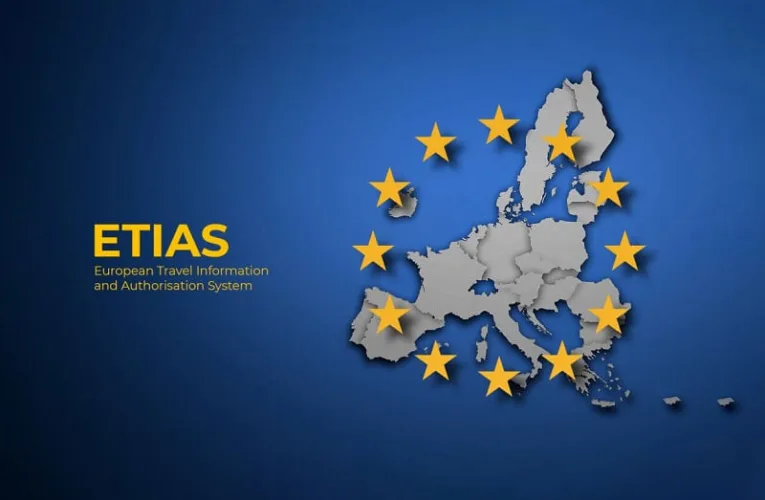 ETIAS significa European Travel Information and Authorization System (Sistema Europeo de Información y Autorización de Viajes).

Es un permiso electrónico obligatorio para ingresar a Europa en estancias cortas, aunque no es una visa.