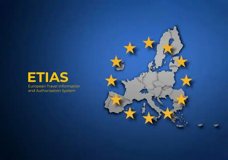 ETIAS significa European Travel Information and Authorization System (Sistema Europeo de Información y Autorización de Viajes). Es un permiso electrónico obligatorio para ingresar a Europa en estancias cortas, aunque no es una visa.