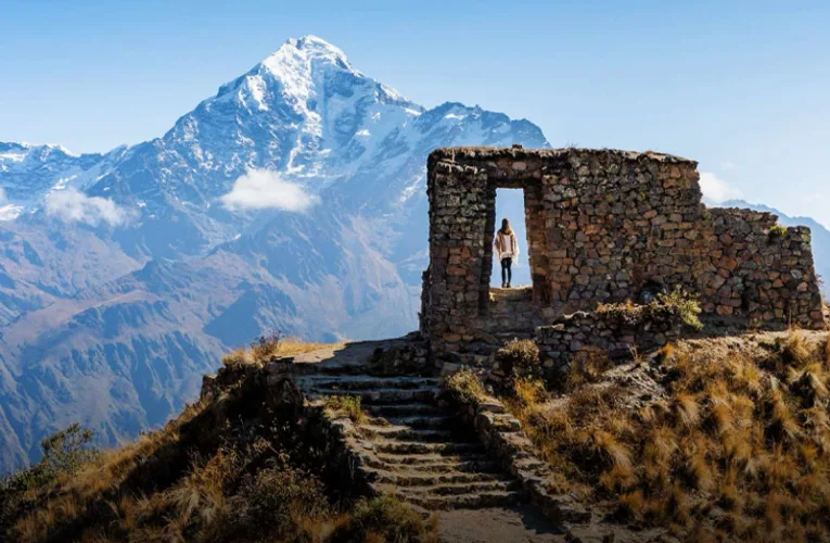 Cusco, el histórico "Ombligo del Mundo" y antigua capital del Imperio Inca, es el principal destino turístico de Perú.