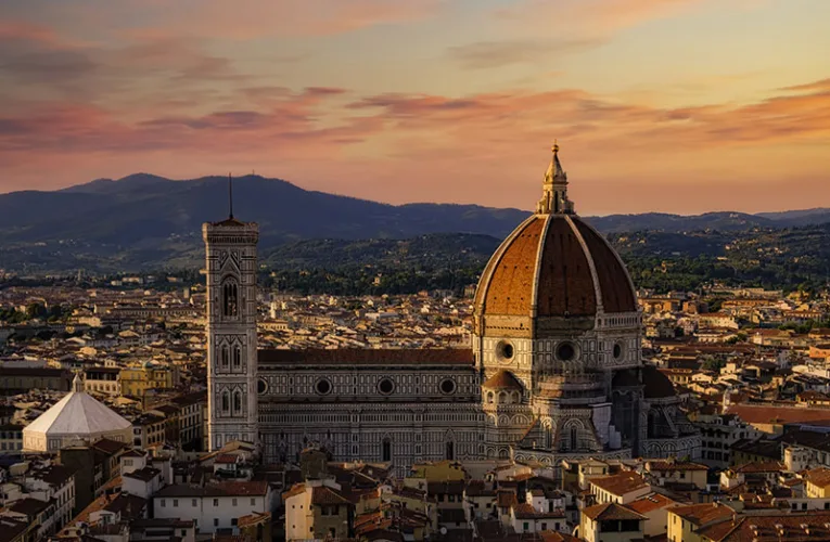 La Catedral de Santa María del Fiore en Florencia destaca por su gran cúpula roja, su fachada de mármol blanco, verde y rosa, y su imponente estilo renacentista.