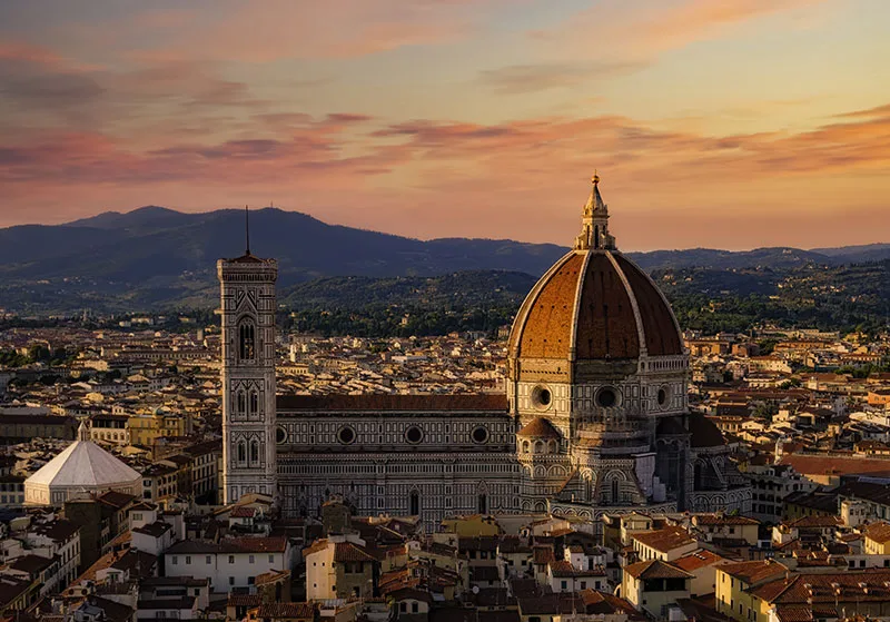 La Catedral de Santa María del Fiore en Florencia destaca por su gran cúpula roja, su fachada de mármol blanco, verde y rosa, y su imponente estilo renacentista.