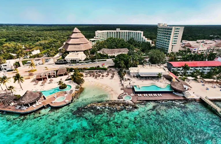 Instalaciones del hotel Grand Park Royal Cozumel con albercas frente al mar y ambiente todo incluido en el Caribe.