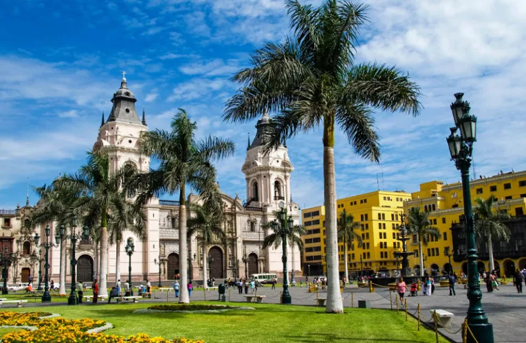 Lima es la vibrante capital de Perú, conocida como la "Ciudad de los Reyes" y consolidada hoy como la capital gastronómica de Sudamérica. 
