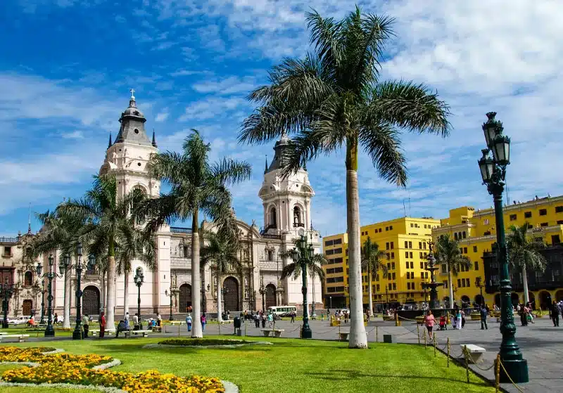 Lima es la vibrante capital de Perú, conocida como la "Ciudad de los Reyes" y consolidada hoy como la capital gastronómica de Sudamérica.