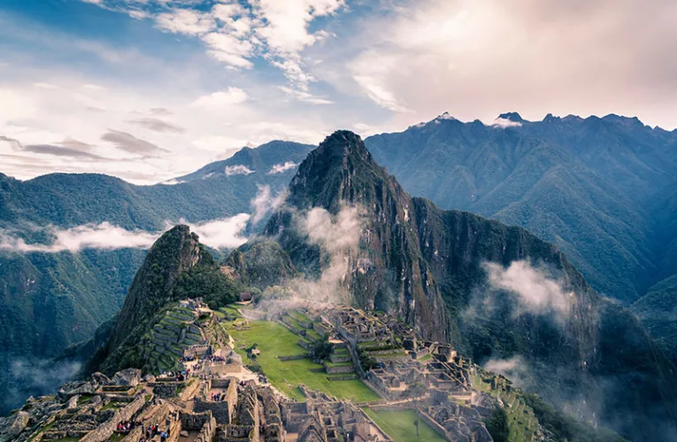  la impresionante "Ciudad Perdida de los Incas", es una de las Siete Maravillas del Mundo Moderno y el destino final de casi todos los viajeros que llegan a Cusco.