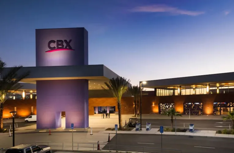 El Cross Border Xpress (CBX) es un puente peatonal exclusivo y seguro que conecta directamente el Aeropuerto Internacional de Tijuana con una terminal propia en San Diego, California. Permite a los pasajeros evitar las largas filas de las garitas tradicionales, cruzando la frontera en minutos.
