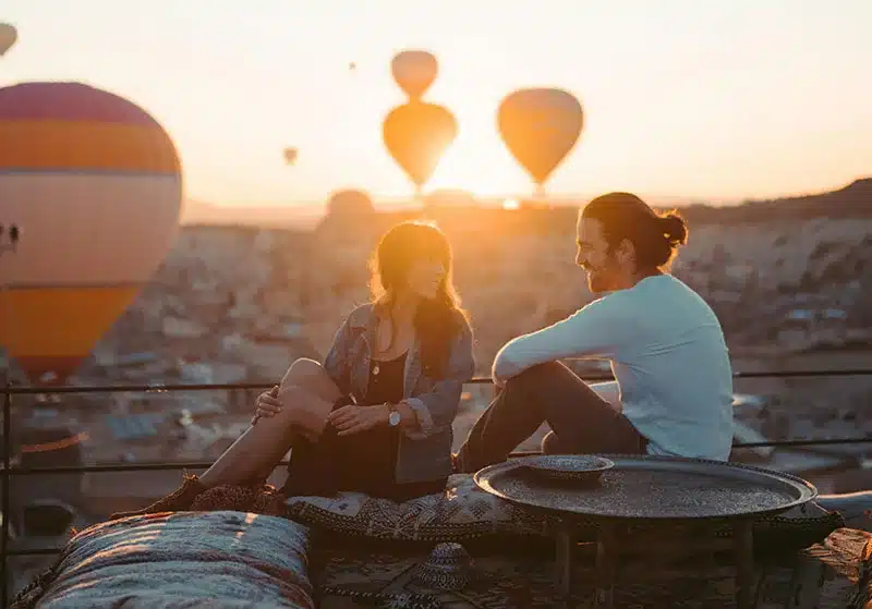 Capadocia es famosa por sus formaciones rocosas conocidas como “chimeneas de hadas”, sus antiguas ciudades subterráneas excavadas en piedra y, sobre todo, por sus icónicos paseos en globo aerostático al amanecer, una de las experiencias más fotografiadas de todo Medio Oriente.