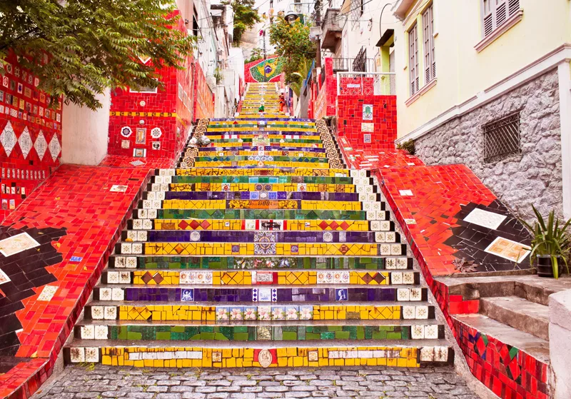Escaleras de Selarón en Río de Janeiro cubiertas de azulejos de colores, ícono del Centro Histórico — viaje a Brasil desde Tijuana con Lobato Tours