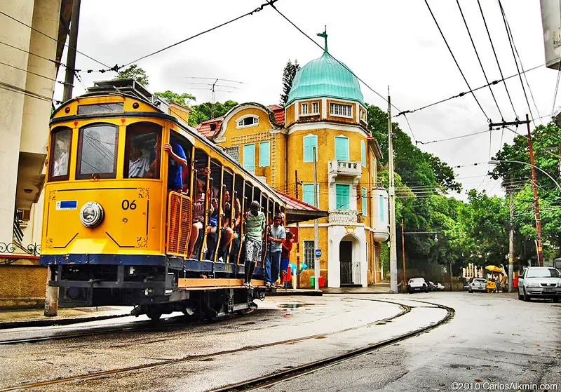 Tranvía histórico subiendo por las calles empedradas del barrio de Santa Teresa en Río de Janeiro — tour Brasil desde Tijuana
