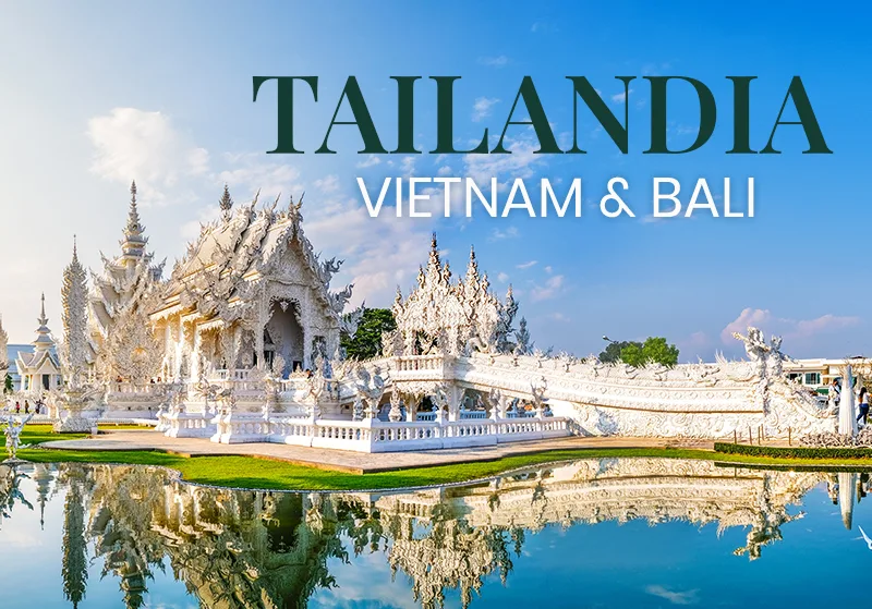 Templo Wat Arun (Templo del Amanecer) a orillas del río Chao Phraya con barcos tradicionales de cola larga en Bangkok, Tailandia
