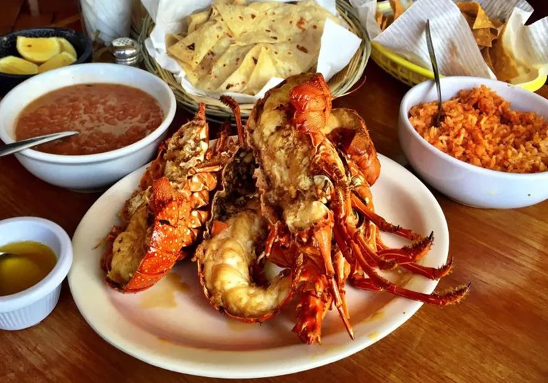 Langosta estilo Puerto Nuevo Baja California — tradición costera desde Tijuana
