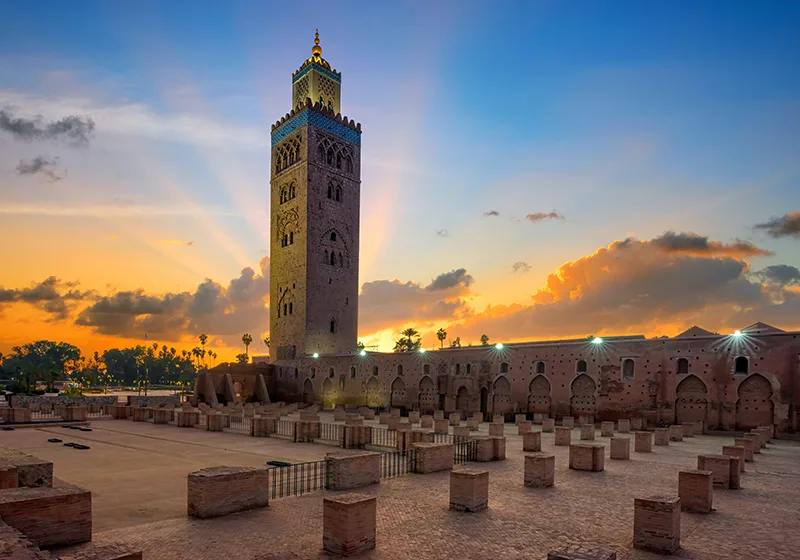 Silueta del minarete de la Mezquita Hassan II con el cielo naranja del atardecer